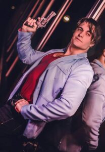 Leobane-ถือปืน