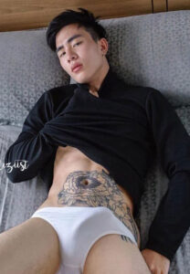 โนว์-mozchinoguy-เสื้อดำ